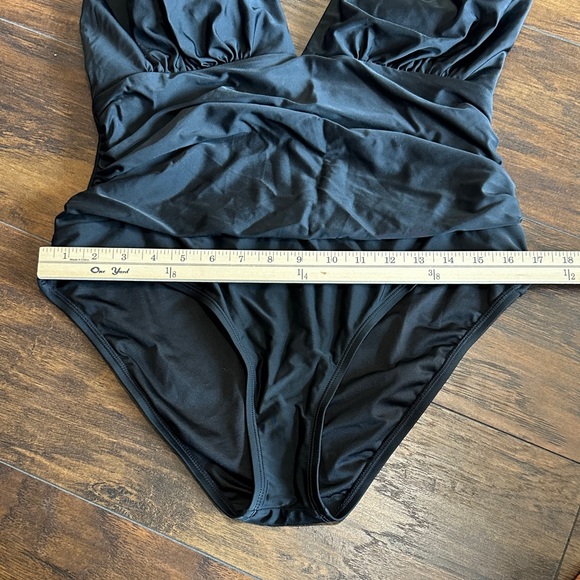 Cupshe Black One Piece Halter Tie Neck Slimming Padded Full Coverage Swimsuit 1X - Picture 4 of 13